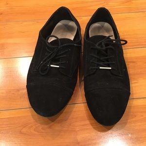 Black Oxford Shoes With Gold Accent
